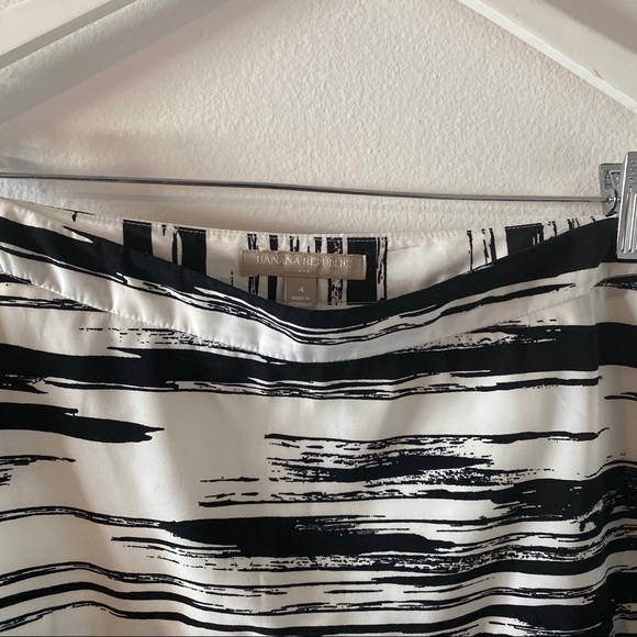 SOLD‼️Banana Republic Pleated skirt - Picture 3 of 4